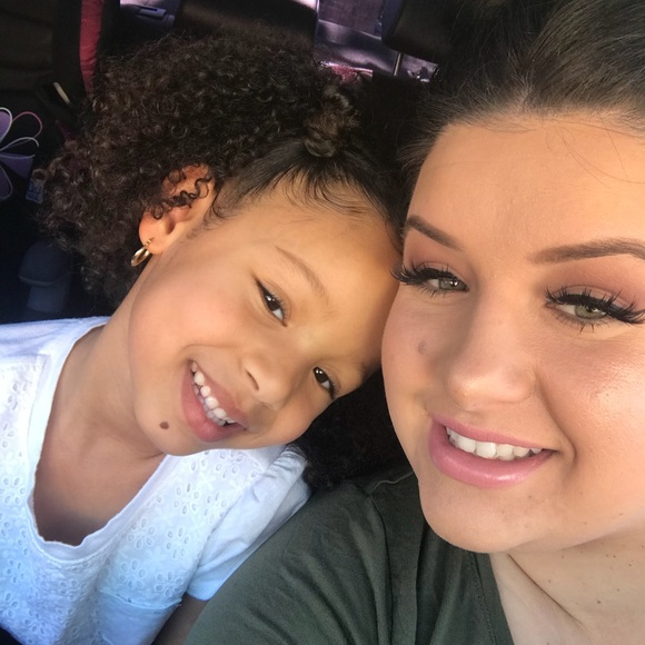 Meet your Posher, Danielle - Picture 1 of 2